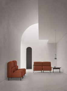 Тканевое кресло с подлокотниками