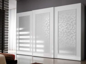 Composit Шкаф из лакированного дерева и стекла с раздвижными дверцами