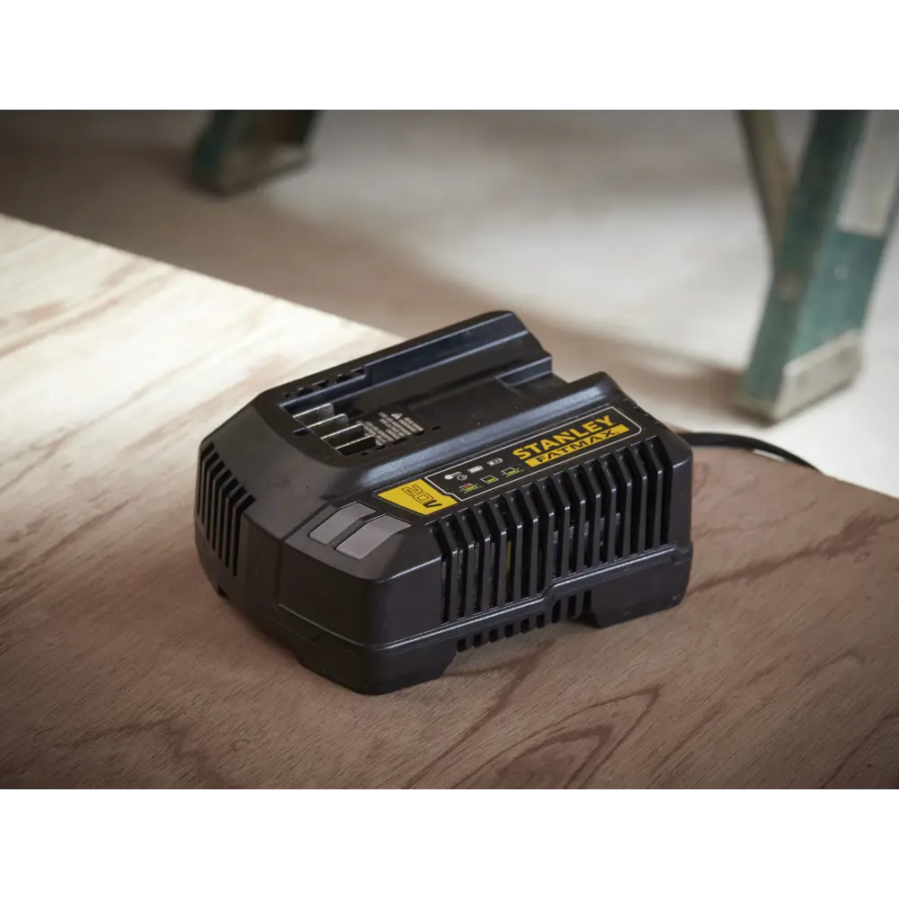 Зарядное устройство для аккумуляторов 18 В Stanley Fatmax SFMCB14-QW SF STLM-2114512 - Вид №1