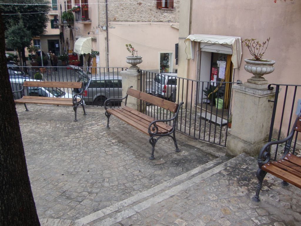 Сосновая скамья с подлокотниками EUROCOMITALIA классическая мебель ARCH-00118254 - Вид №1