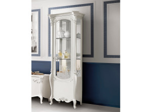 Деревянная витрина со встроенным освещением