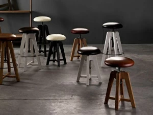 Devina Nais Табурет из массива дерева со встроенной подушкой