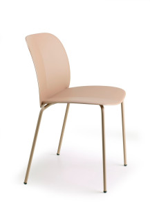 Рециркулированный пластиковый стул с металлическими ножками