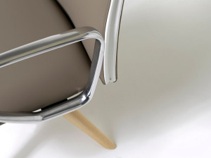 Офисное кресло из ткани с подлокотниками на насесте