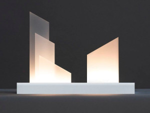 Переработанная пластиковая световая скульптура с фотокаталитической обработкой