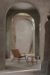 Кожаное кресло с подлокотниками