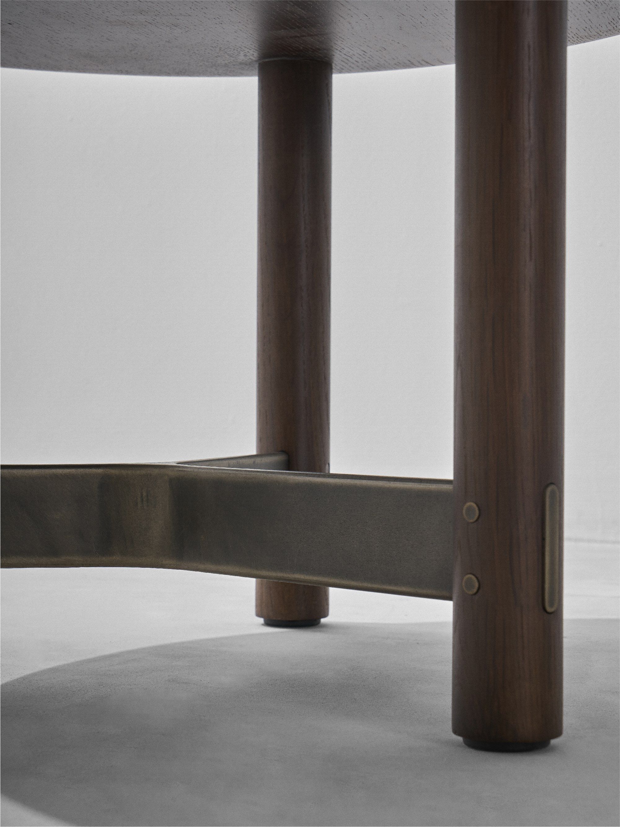 Круглый низкий журнальный столик из дуба District Eight Stilt ARCH-00024843 - Вид №7