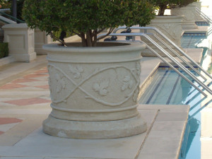 Круглый плантатор из камня Лечче