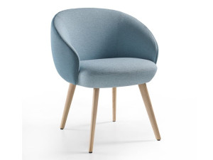 Тканевое кресло с подлокотниками