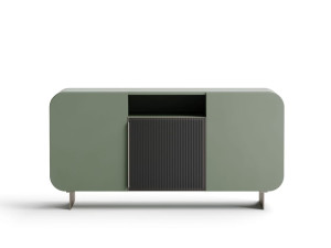 Шкаф из дерева и стекла с распашными дверями