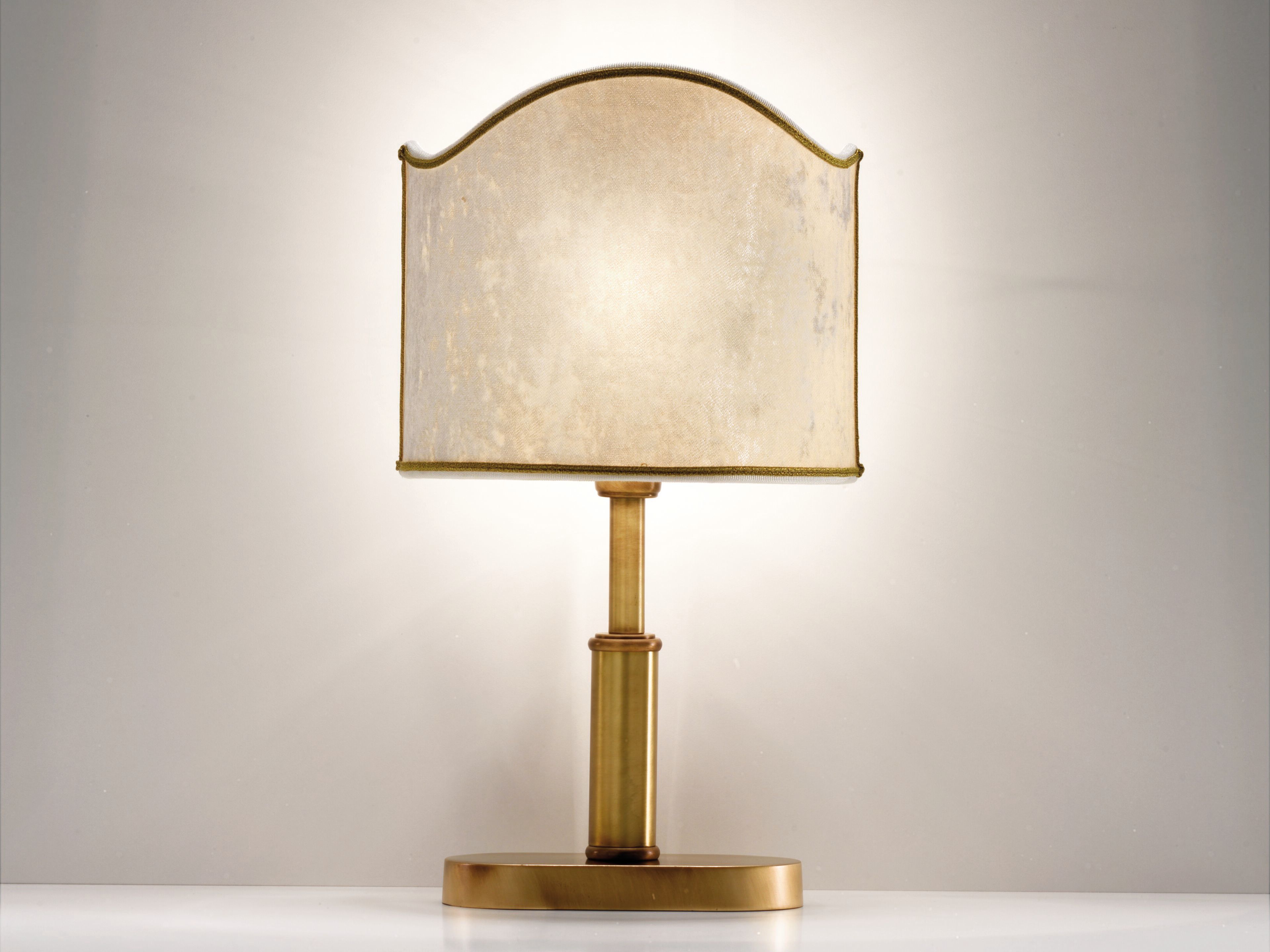 Металлическая настольная лампа с бархатным абажуром Cremasco Illuminazione легкие работы ARCH-00052426 - Вид №1