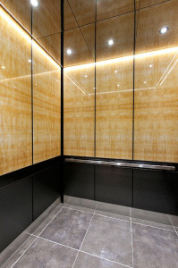 FSRT760 Интерьер лифта Levele-105 с верхними панелями из медового оникса vivistone, стандартная отделка; нижние панели из плавленого графита, отделка песчаником, узор Даллас; панель поручня из плавленого графита, отделка кайзер; квадрантный поручень из са