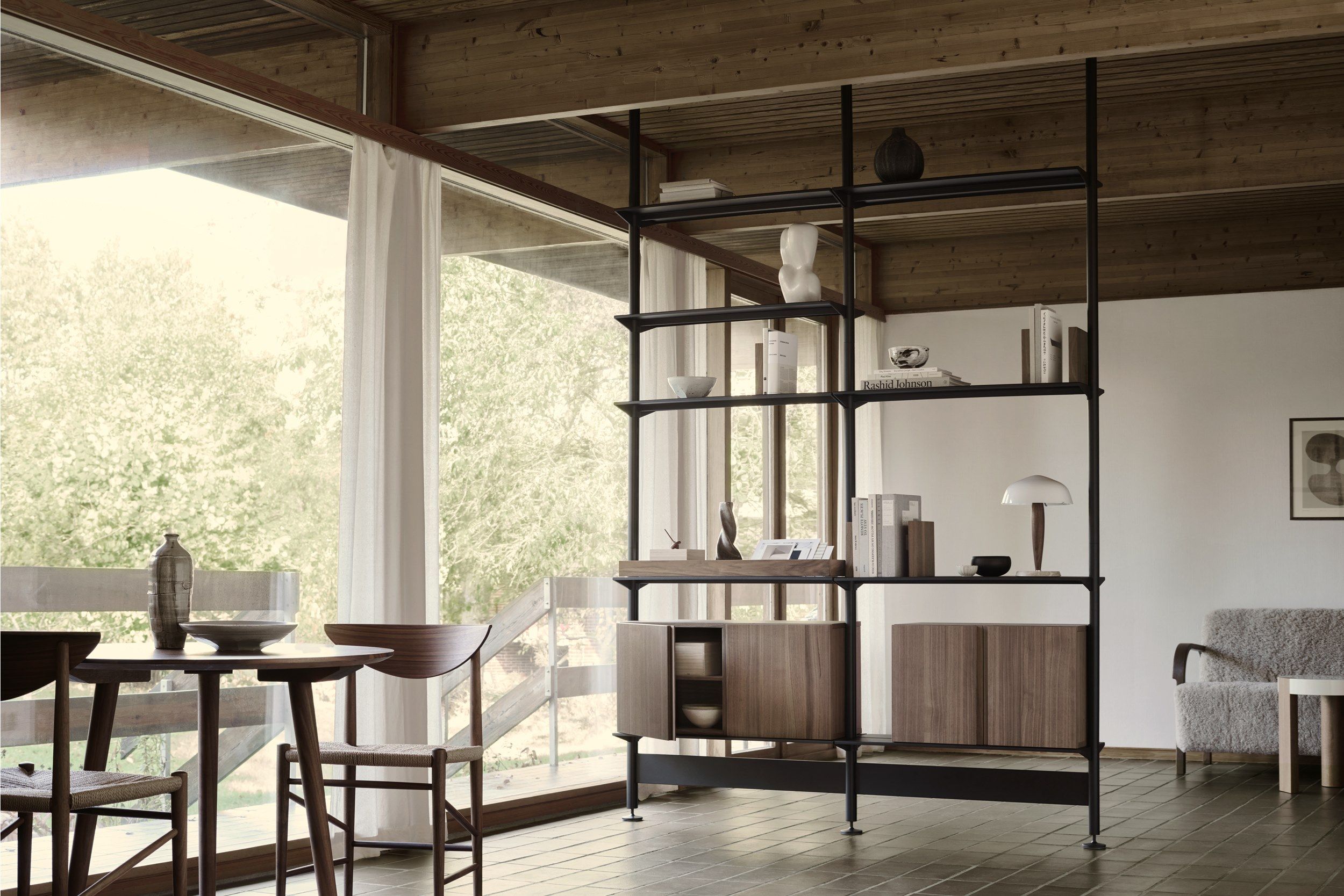 Книжный шкаф из алюминия и дерева с креплением пол-потолок String Furniture Pira ARCH-00102553 - Вид №4