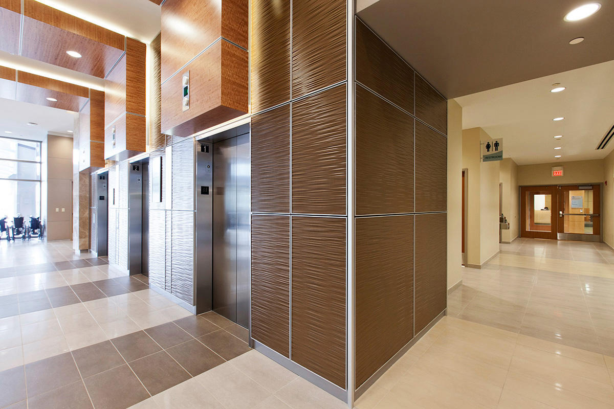 FSRT675 Система облицовки стен Levele панелями лайтпланов; Вставки из вивихромового хромового стекла с белой прослойкой и опалексной отделкой показаны с подсветкой в ​​здании Brandywine, Уилмингтон, Делавэр Forms-surfaces  - Вид №18