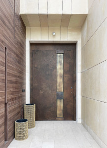 Бронированные двери с утопленной ручкой из керамики и латуни