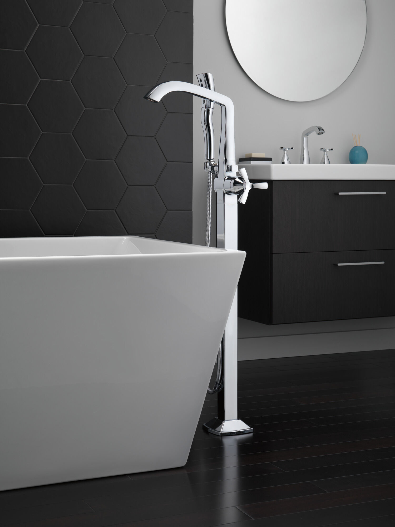 T47766-SSFL Накладка наполнителя ванны на полу с одной ручкой Delta Faucet Stryke Нержавеющая сталь  - Вид №2
