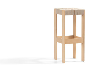 Высокий стул из массива дерева с подставкой для ног