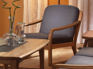 Кресло с подлокотниками