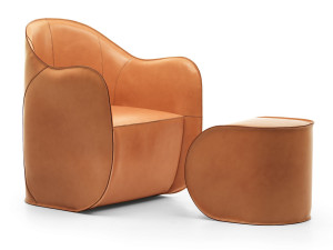 Кожаное кресло с подлокотниками