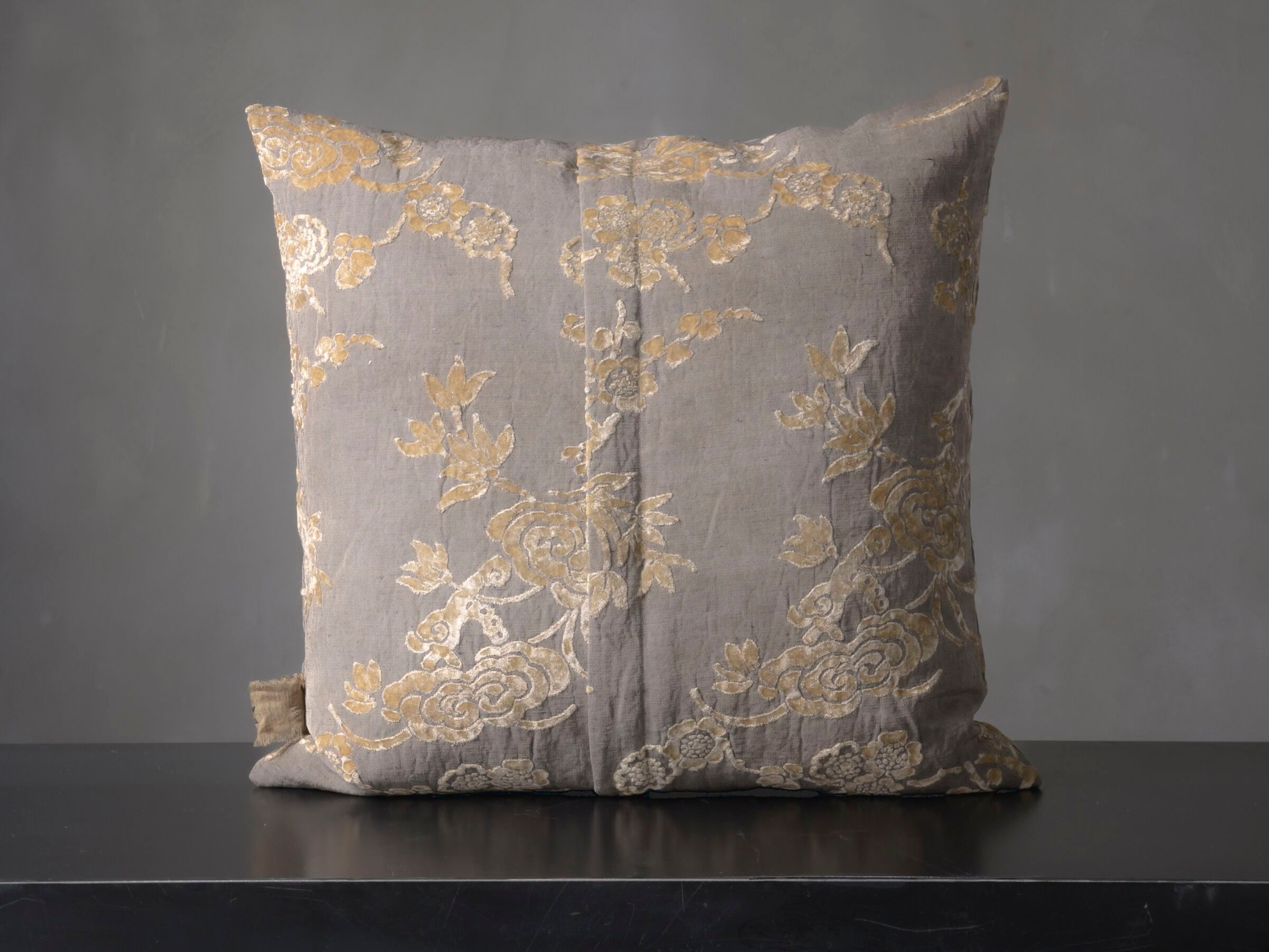 Бархатная квадратная подушка The House of Lyria SCABIOSA ARCH-00068543 - Вид №1