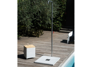 Бетонный душ с колонной из нержавеющей стали