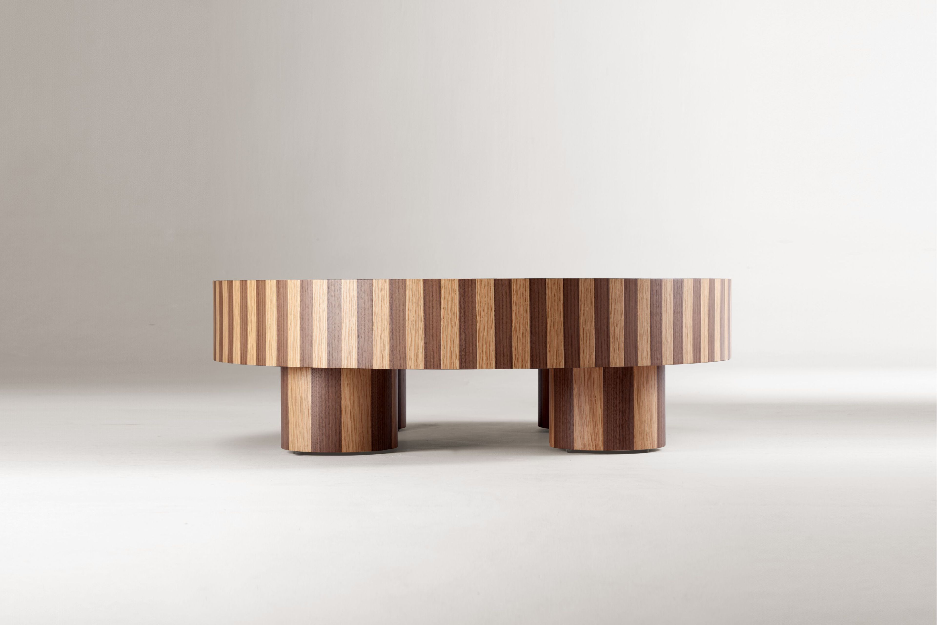 Низкий круглый журнальный столик из дуба и грецкого ореха DOOQ Nusa ARCH-00113669 - Вид №1