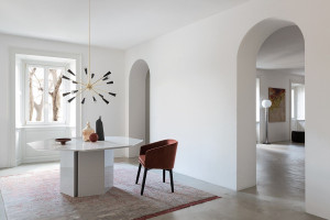 Деревянный обеденный стол