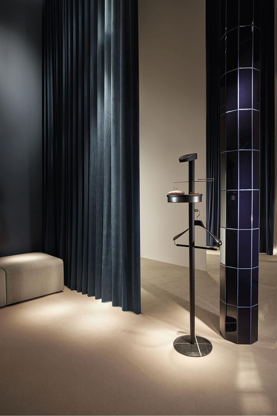 072274 Вешалка черная Galan M Nomon Momentos  - Вид №1