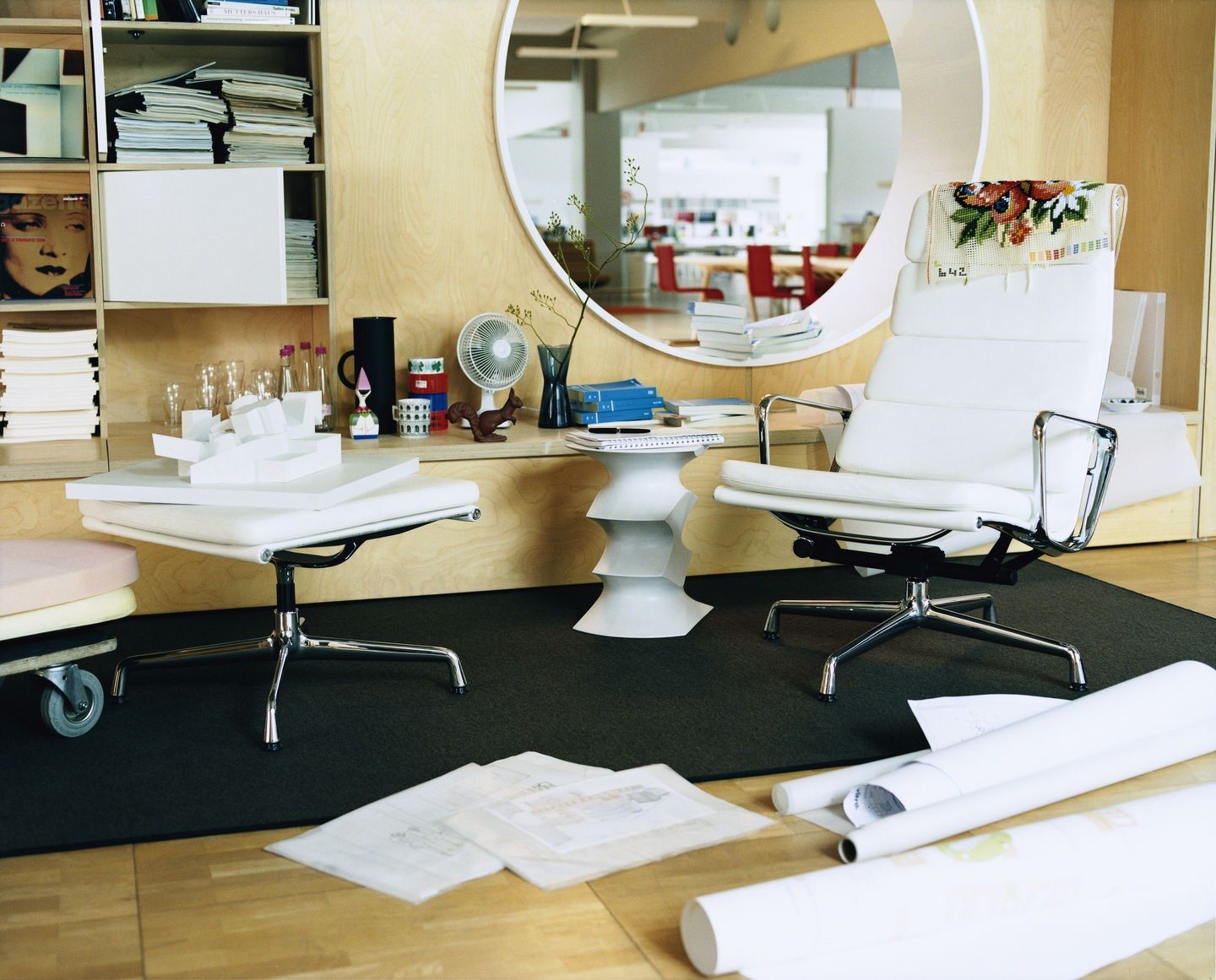 Кожаный стул с подлокотниками VITRA Eames Soft Pad Group ARCH-00088842 - Вид №8