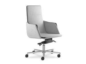 Вращающееся офисное кресло с подлокотниками