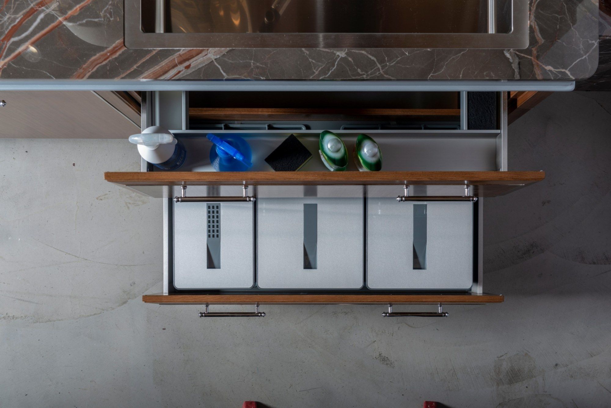 Кухня из эвкалипта с ручками на заказ с полуостровом Martini Interiors эссенция ARCH-00072314 - Вид №3