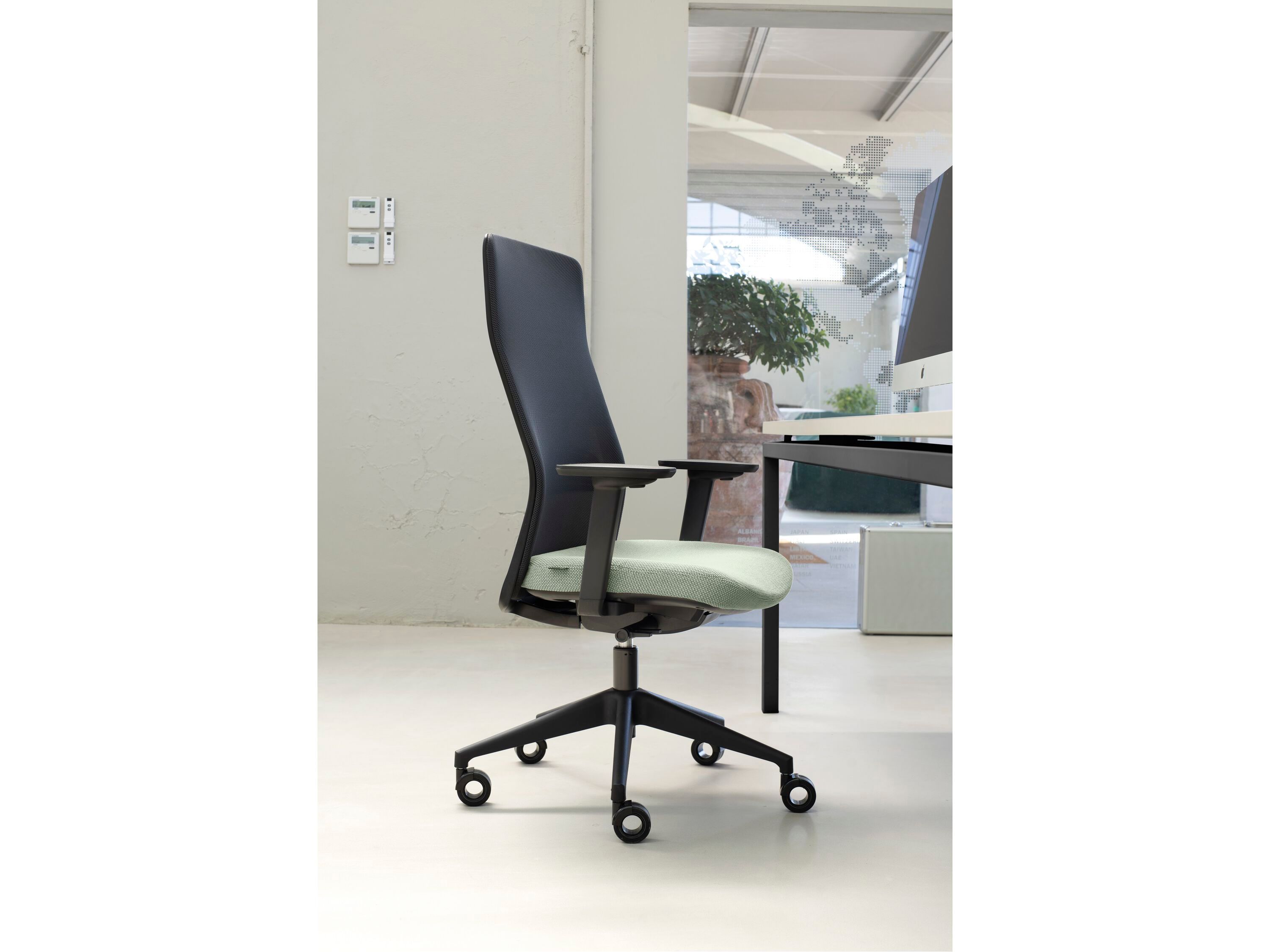 Пластиковый операционный офисный стул с подлокотниками 5 спиц Quinti Sedute It's It ARCH-00103539 - Вид №6