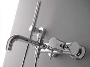 Настенный смеситель для ванны с ручным душем