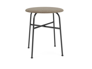 Низкий стул с мягким сиденьем