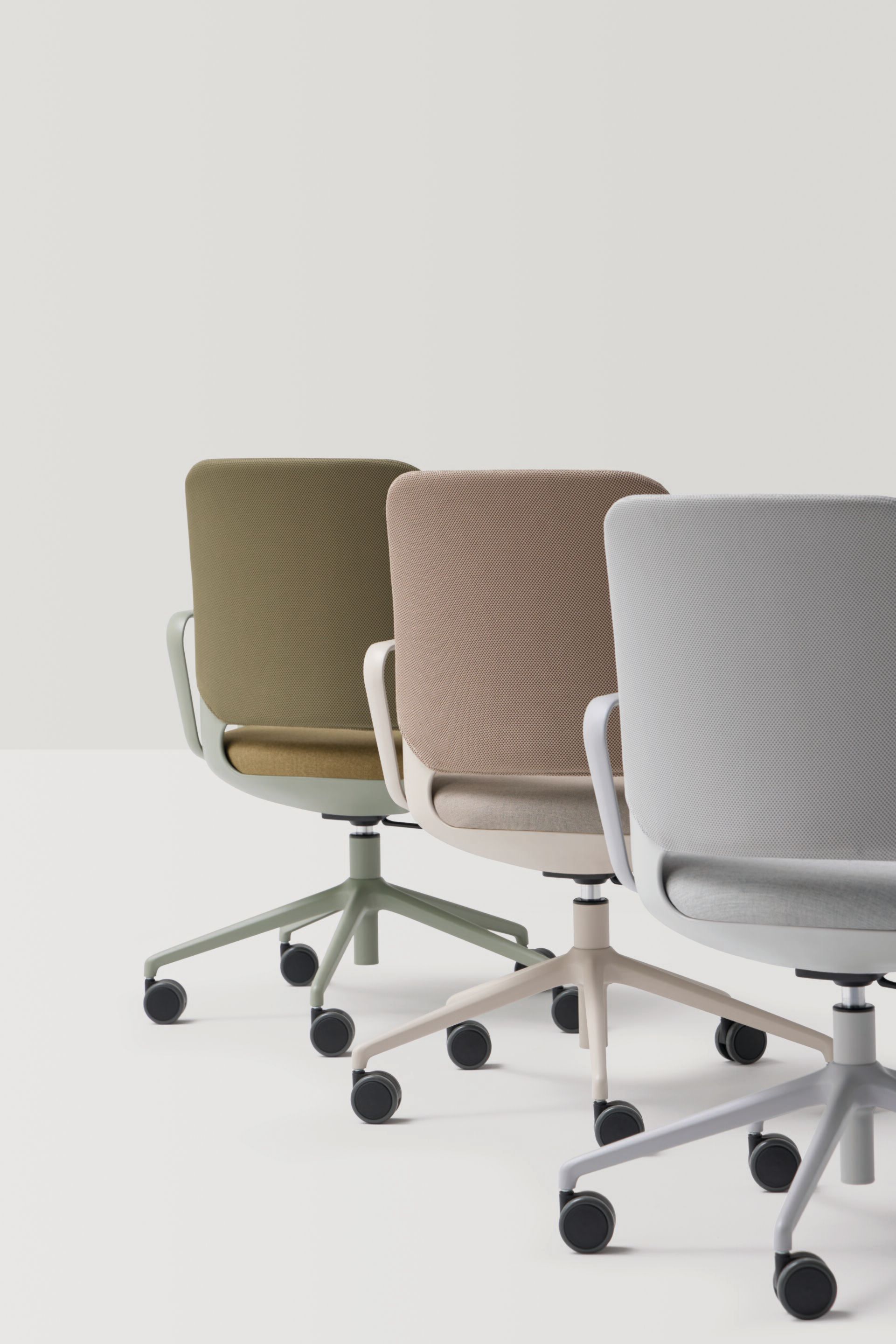 Регулируемый по высоте мягкий офисный стул с подлокотниками INCLASS Orus ARCH-00143659 - Вид №2