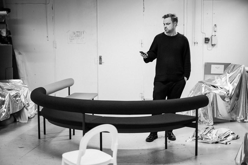 Offecct Изогнутый кожаный диван с полкой для журналов Font sun-id-1489871 - Вид №6