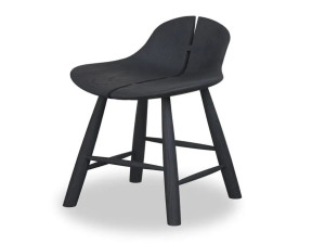 Твердый деревянный низкий стул