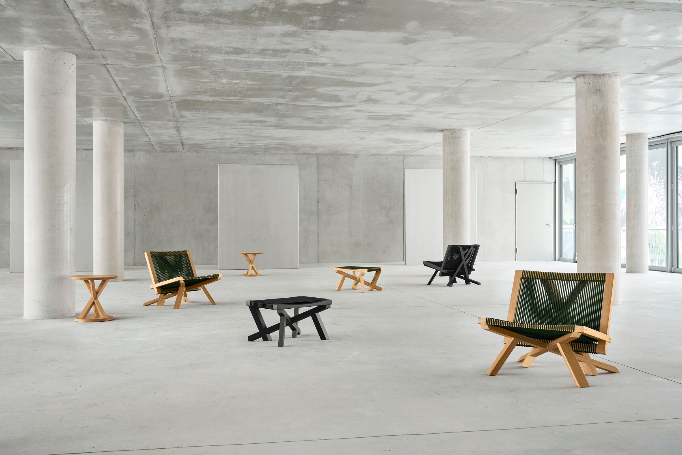 Круглый деревянный журнальный столик Classicon Volkshaus ARCH-00125494 - Вид №2