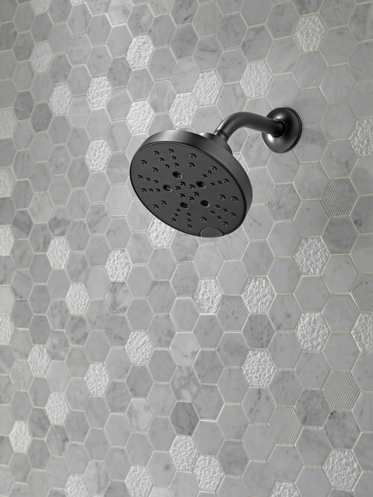 52668-BL H2Okinetic® Современная душевая лейка Raincan с 5 настройками Delta Faucet Universal Showering Матовый черный  - Вид №8
