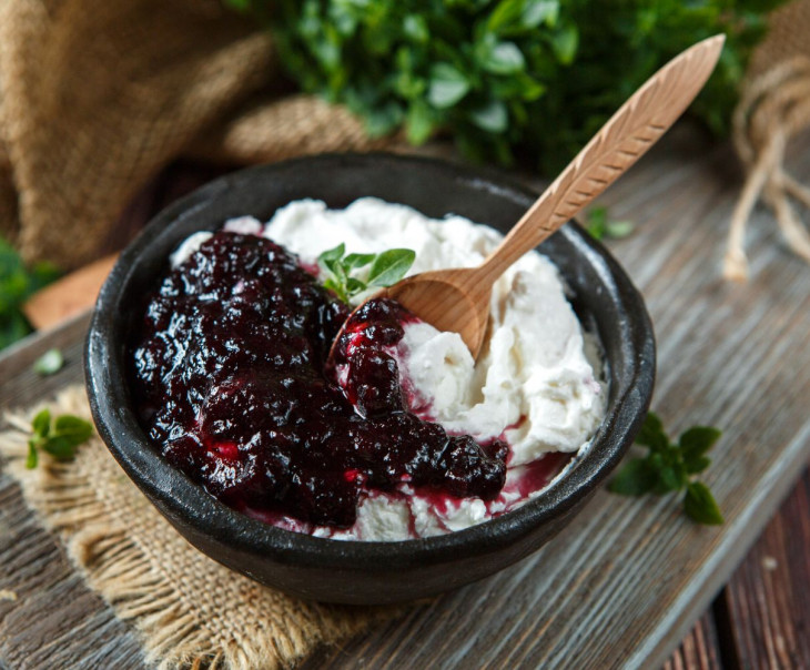 5871 Творог греческий 5% с черничным вареньем Вкусляндия 