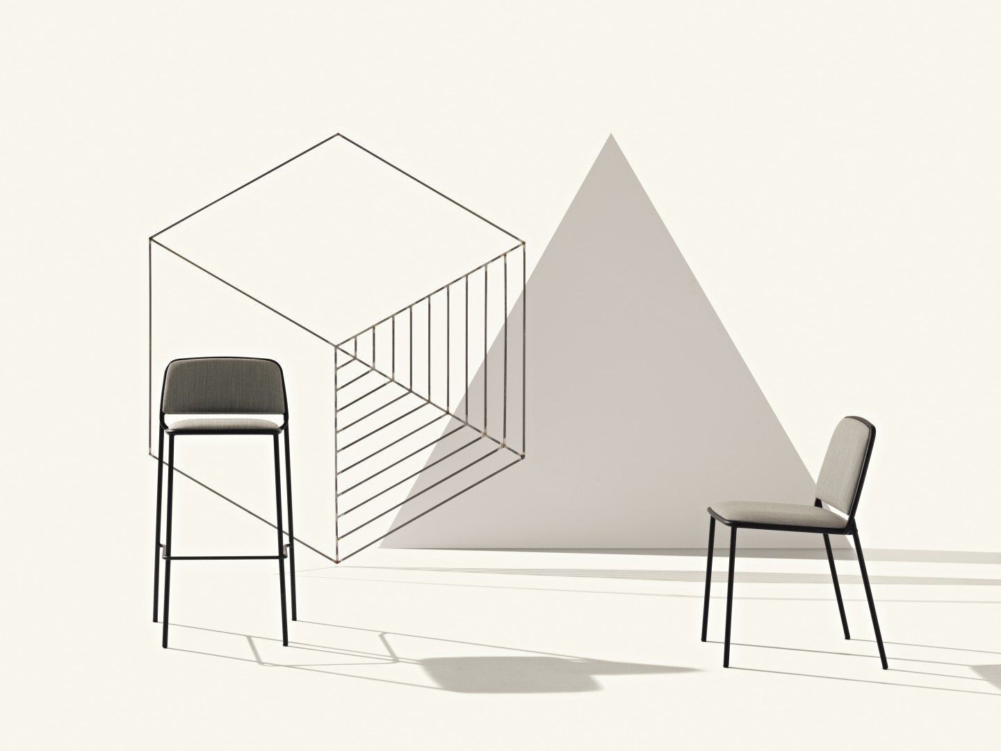 Ring 672 Барный стул со стальным каркасом, 4 ножки. Сиденье и спинка мягкие. Et al. Ring - Вид №1