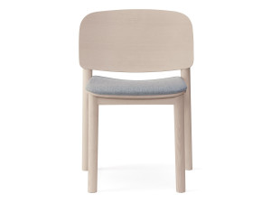 Штабелируемый стул из ясеня с мягким сиденьем