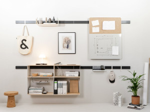 Деревянная система настенных полок с доской и доской объявлений