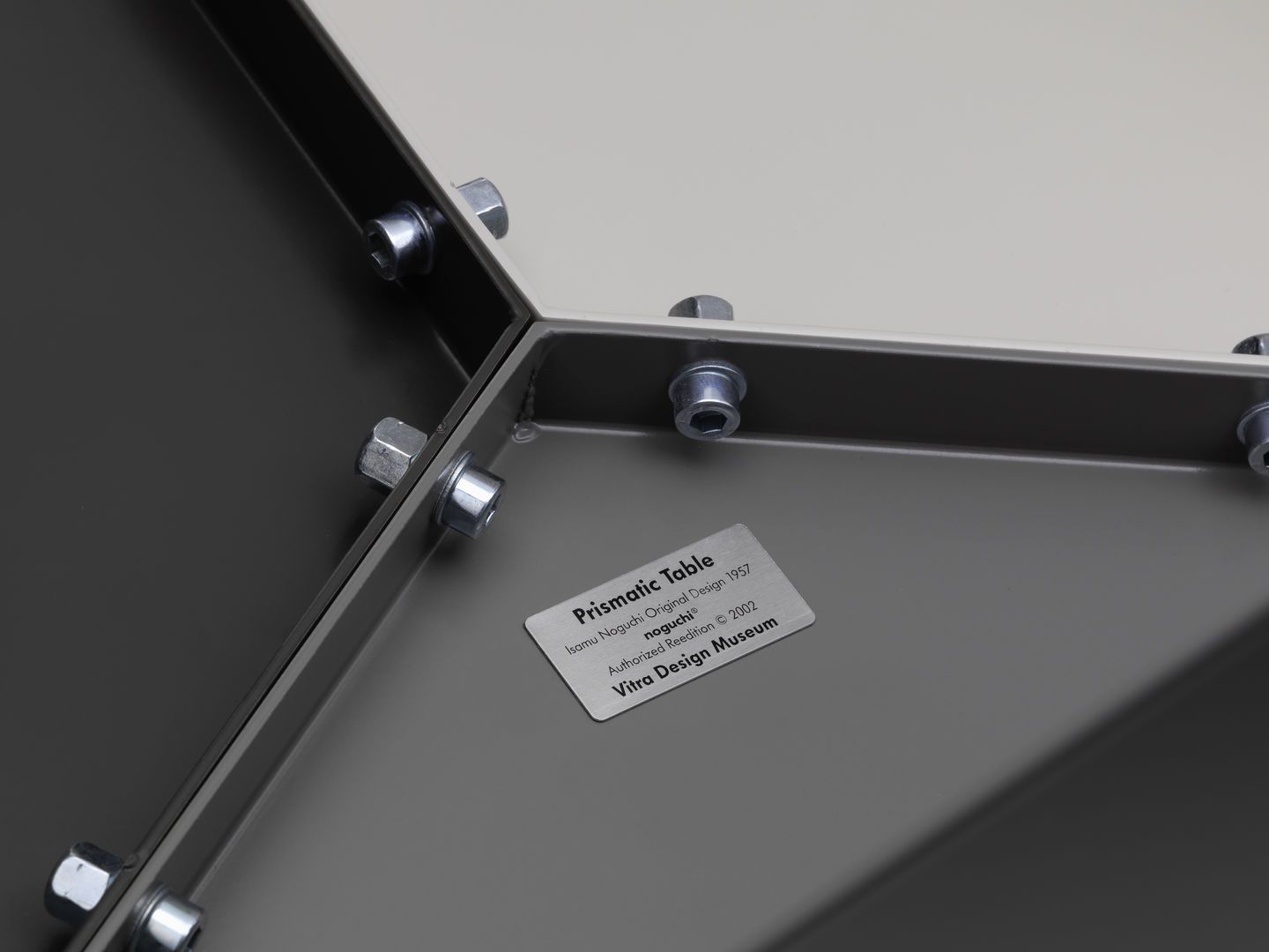 Алюминиевый журнальный столик VITRA PRISMATIC TABLE ARCH-00059368 - Вид №5