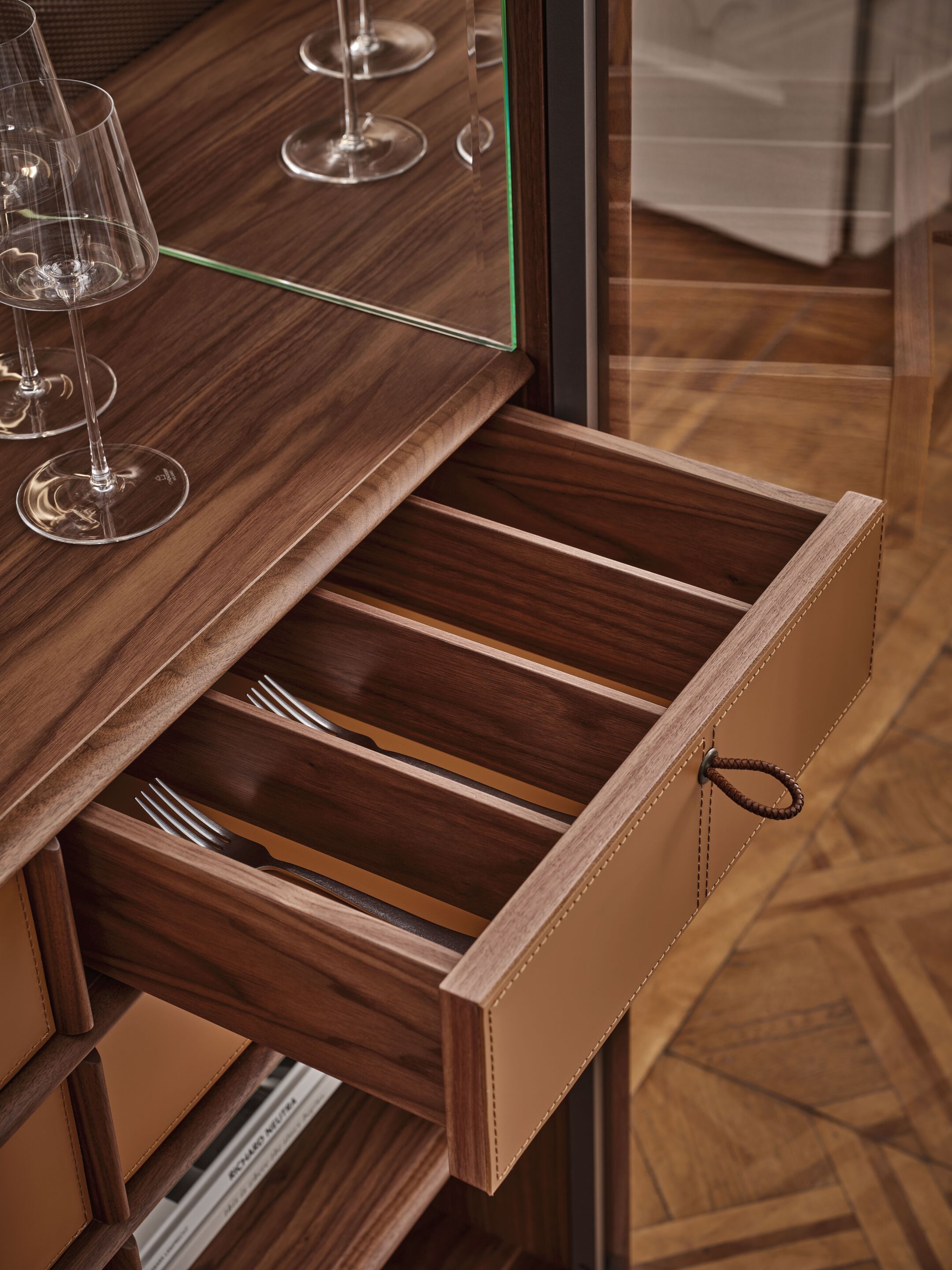 Шкаф из орехового дерева со встроенным освещением Porada двадцать четыре ARCH-00107630 - Вид №2