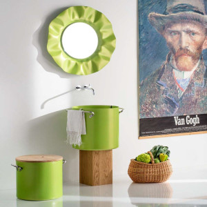 Алюминиевая и деревянная корзина для белья