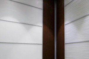 FSRT711 Интерьер лифта Levele-102 с основными панелями задней стены из стекла vivigraphix graphica с прослойкой cairo и стандартной отделкой; основные панели боковых стенок из вивихромового хромового стекла с белой прослойкой и отделкой opalex; акцентные