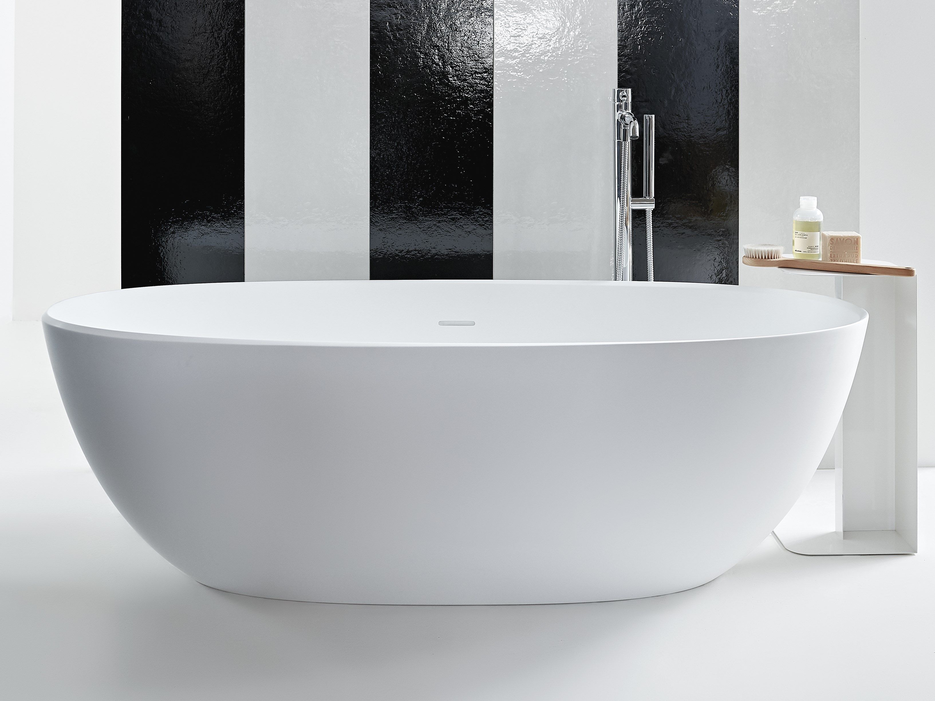 Ванна в центре комнаты в твердой поверхности Zucchetti ALOE ARCH-00099328