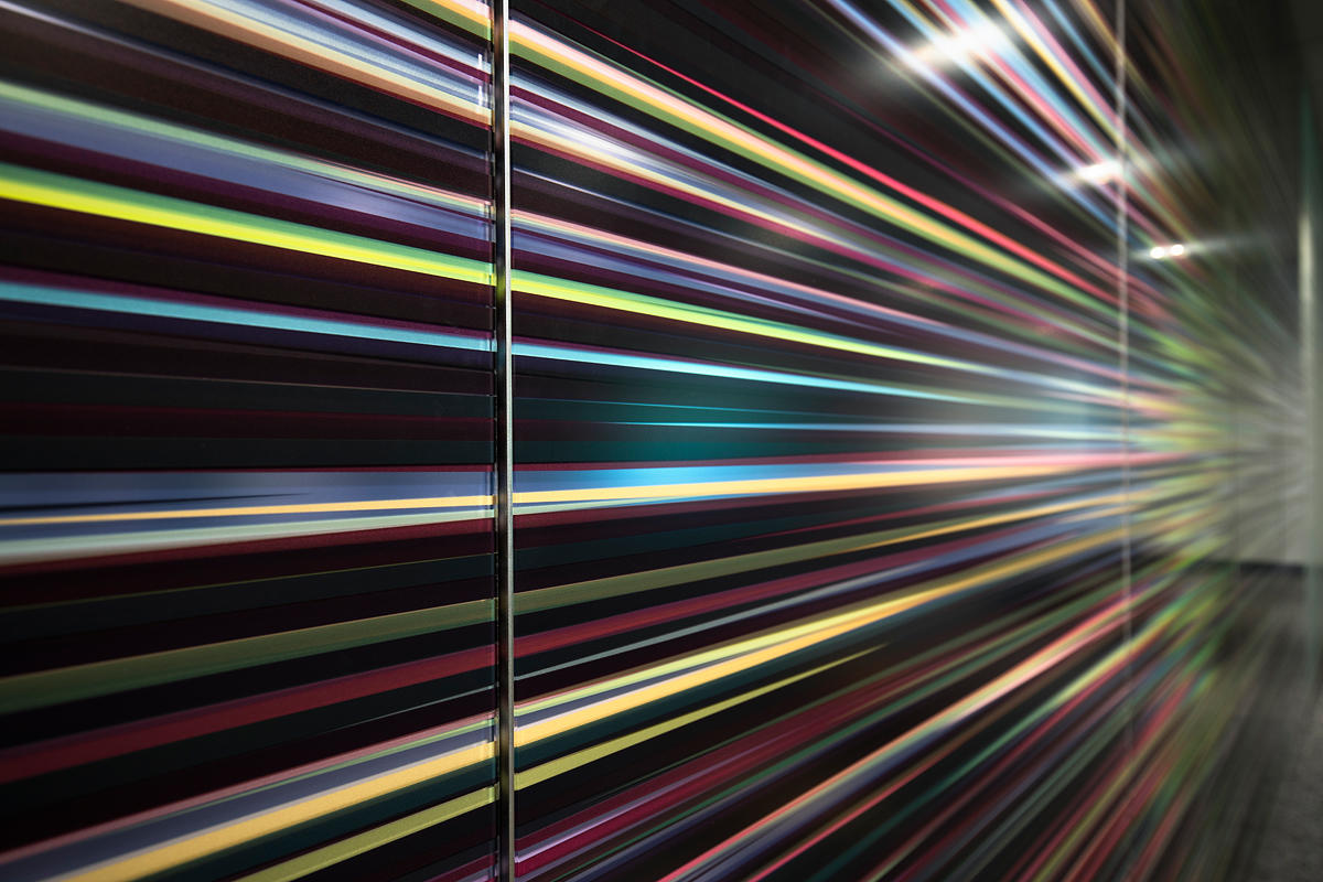 FSRT645 Система обшивки стен Levelr с панелями из вивихромного хромового стекла с прослойкой индивидуального цвета, показанная в конфигурации «отражающий» с отделкой pearlex +, нержавеющая сталь с отделкой «горный хрусталь» и открывающиеся ребра из нержав Forms-surfaces  - Вид №14