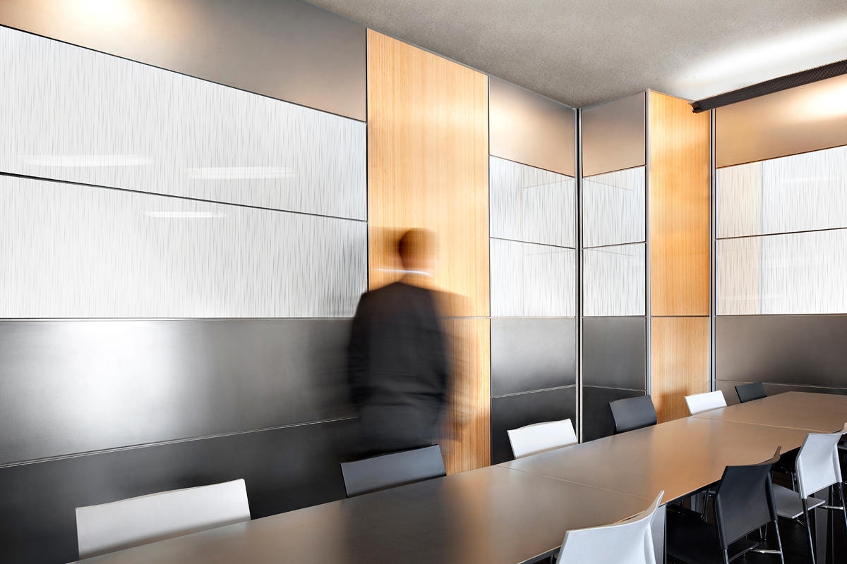 FSRT680 Система облицовки стен Levele с плавающими панелями и индивидуальными угловыми деталями из плавленого нейзильбера с льняной отделкой в ​​техасском страховании жизни, уэйко, техас Forms-surfaces  - Вид №28